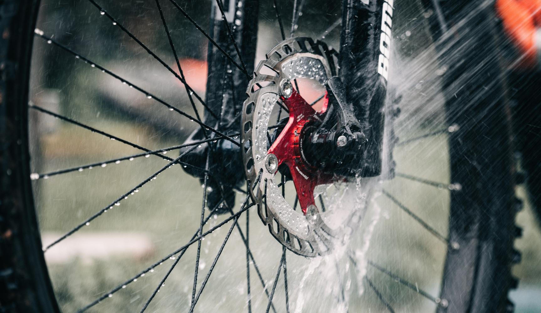 Czym wyczyścić rower i motocykl? Poradnik dla fanów jednośladów